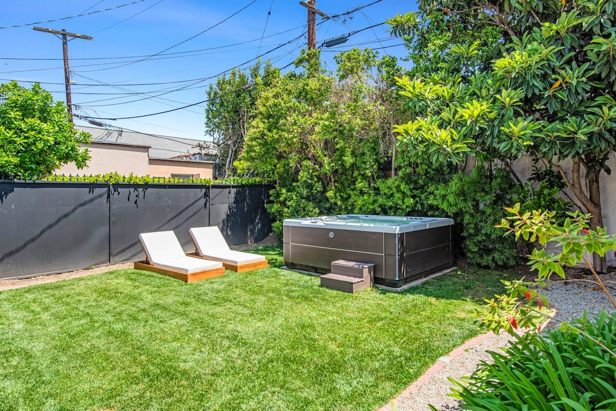 Lux Hancock Park Villa with HotTub gallery image 4