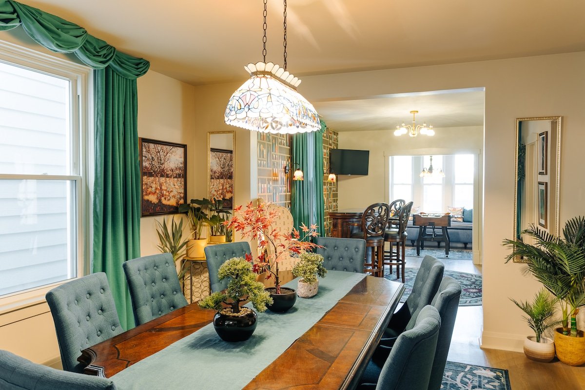 The Grand Vic: Large 5BD/3BA Home (+Garage) gallery image 5