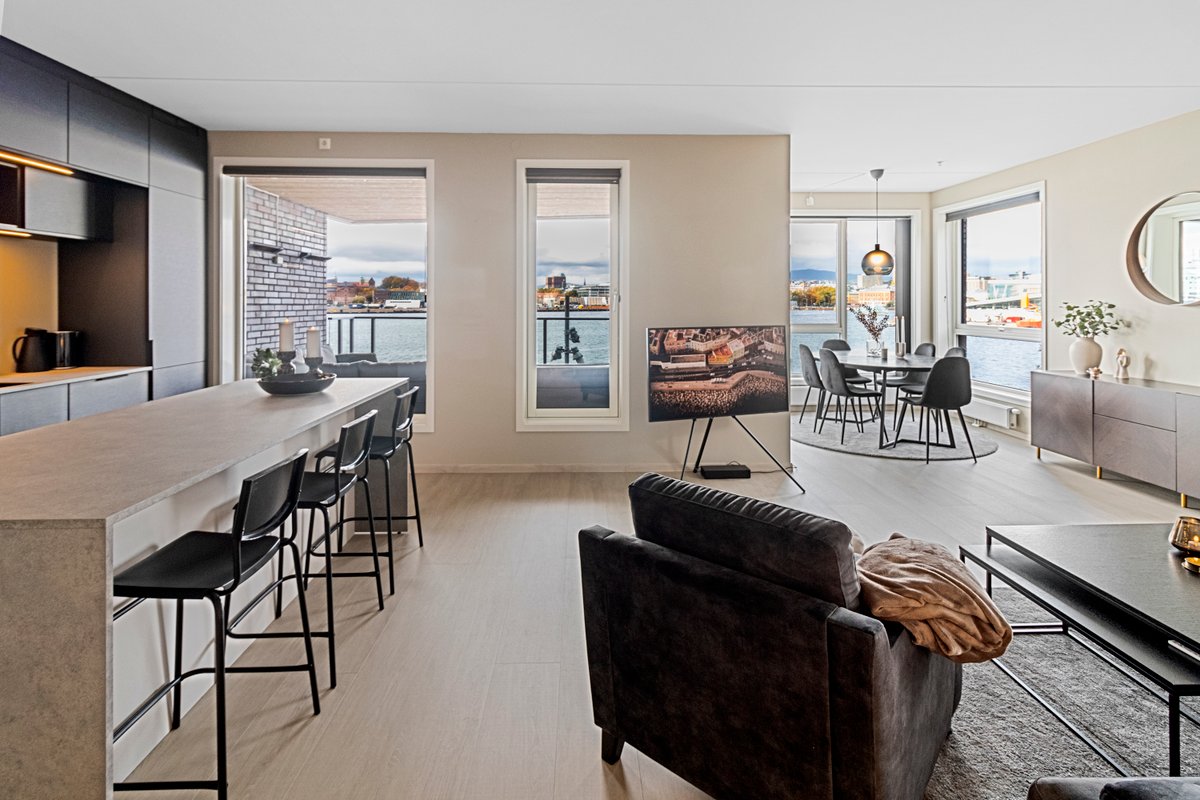 Luxury 2BR Waterfront Apt close to Central Station