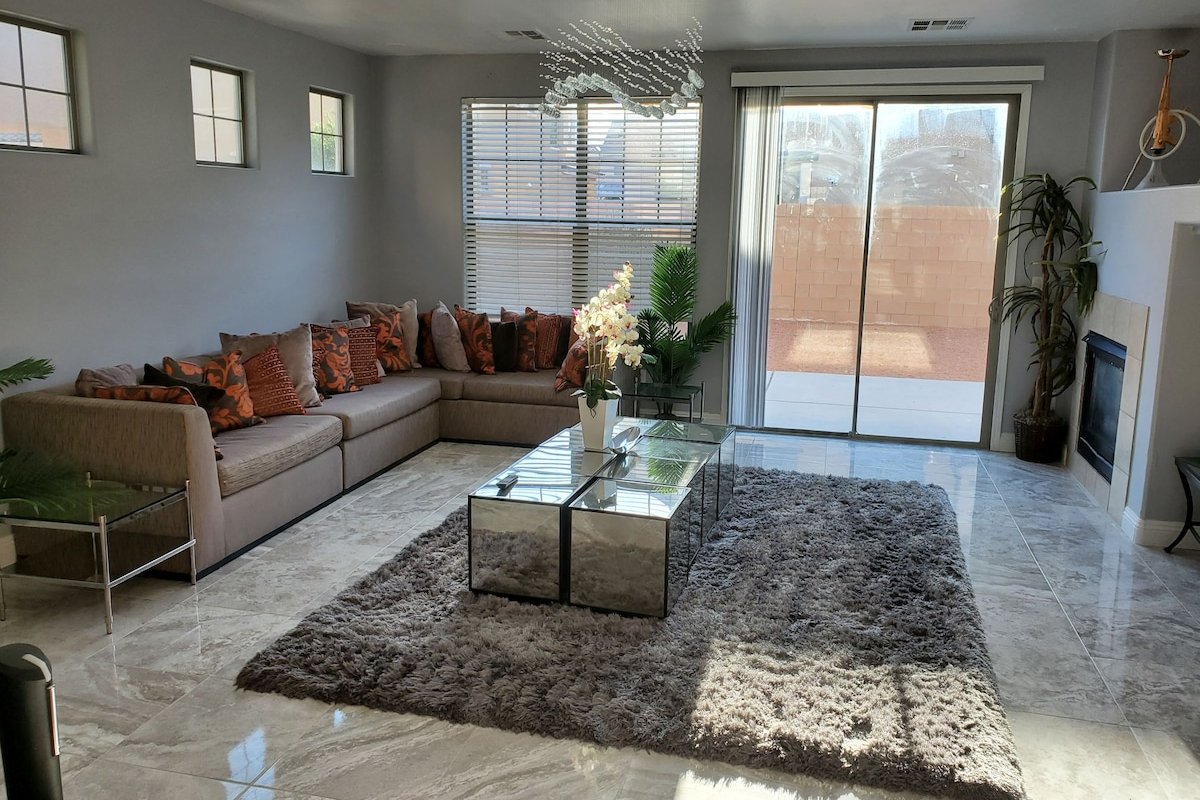 EDC Castle 5 * 2 Masters * 4000 sq feet * Gated gallery image 2