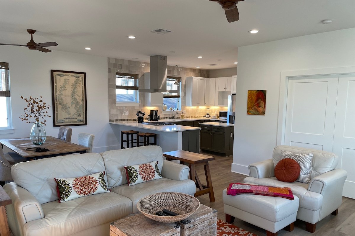 Beautiful Super Comfy 3/3 Townhome Best Location! gallery image 5