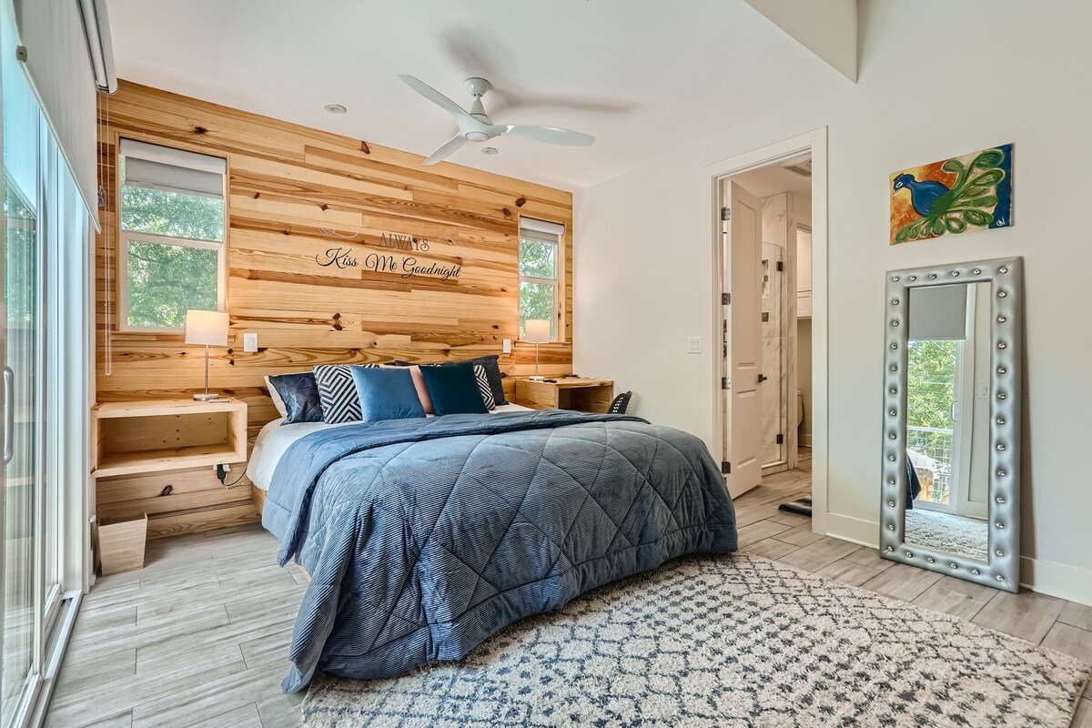 Central Austin Pet Friendly Compound w/Lap Pool gallery image 3