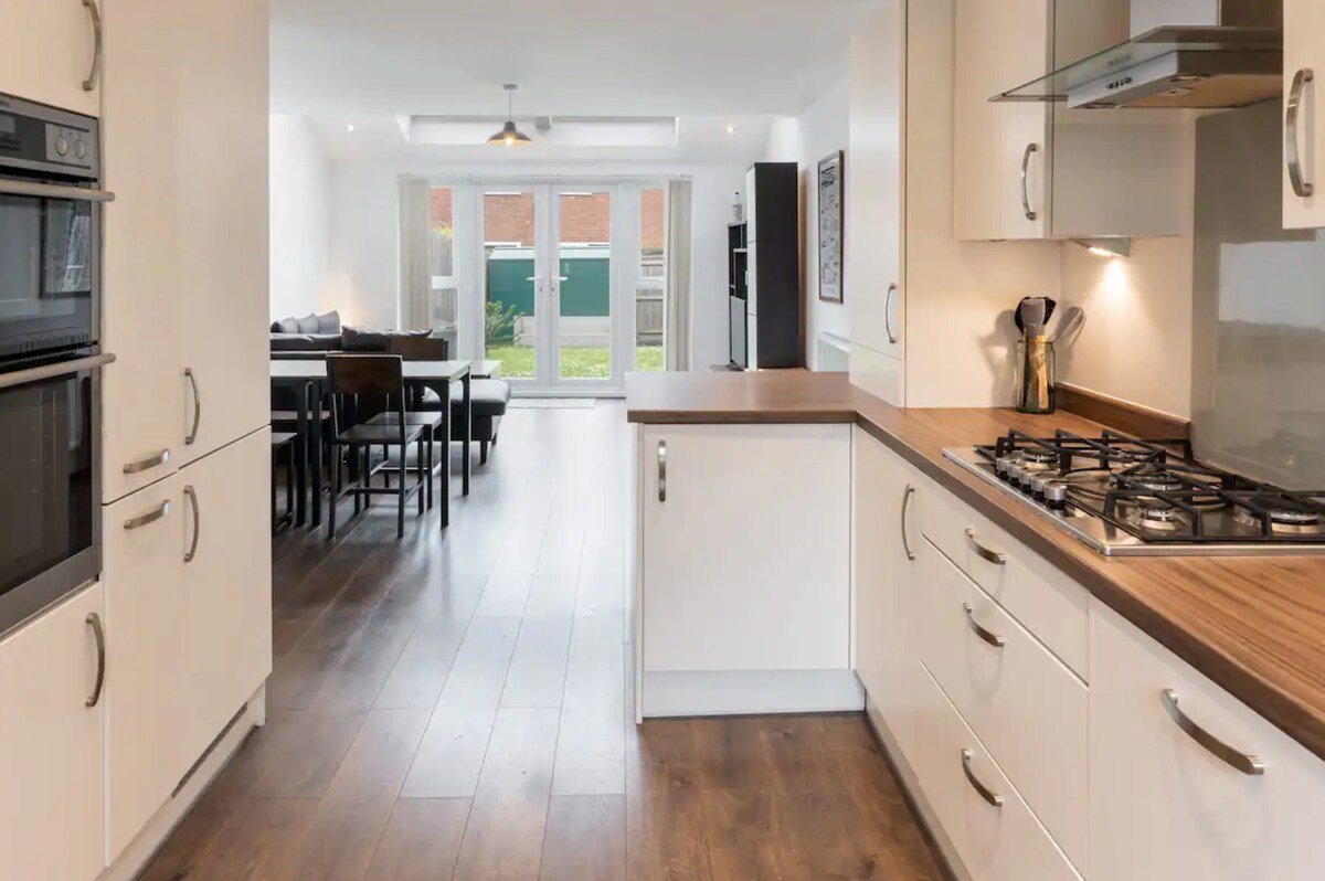 Stunning 3 Bedroom House with parking and garden gallery image 4