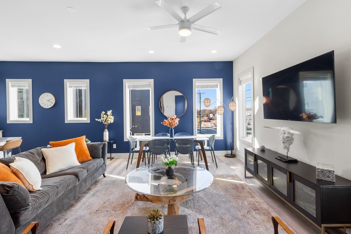 Luxury 3-Bedroom Retreat w Stunning Rooftop Views gallery image 4