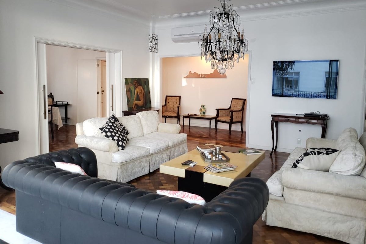 COPACABANA – 5 Quartos a 2 quadras da praia gallery image 2