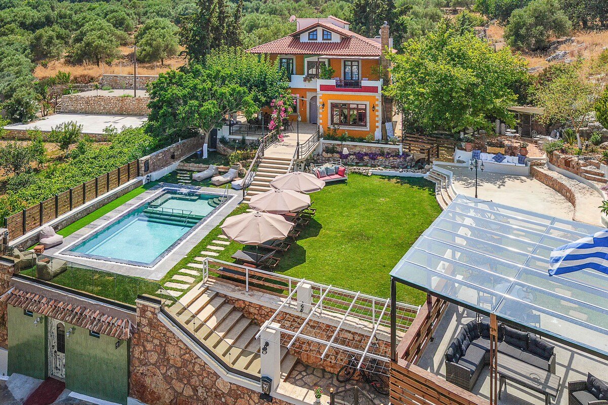 Staras Villa | Heated Pool and Jacuzzi gallery image 4