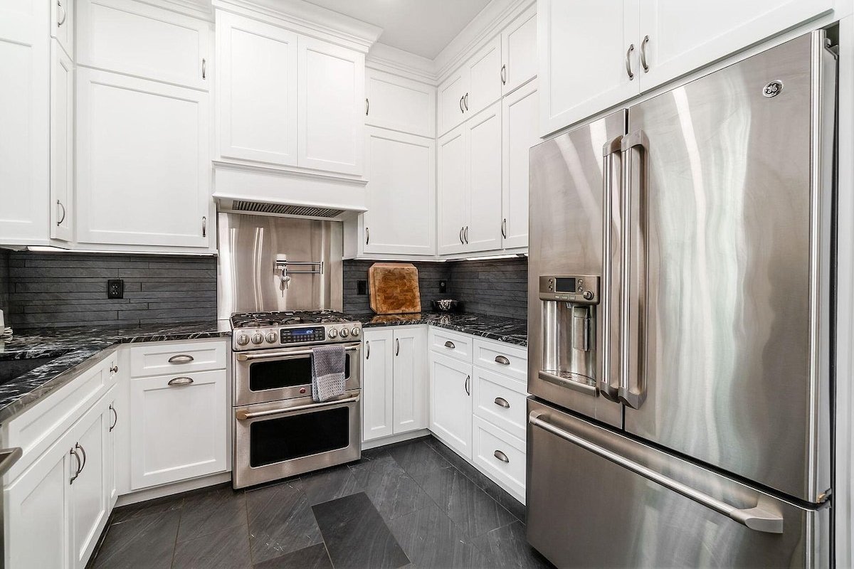 Historic home in Olde Towne East-sleeps 12 gallery image 5