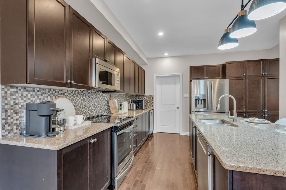 Luxurious and Beautiful, Ottawa gallery image 3