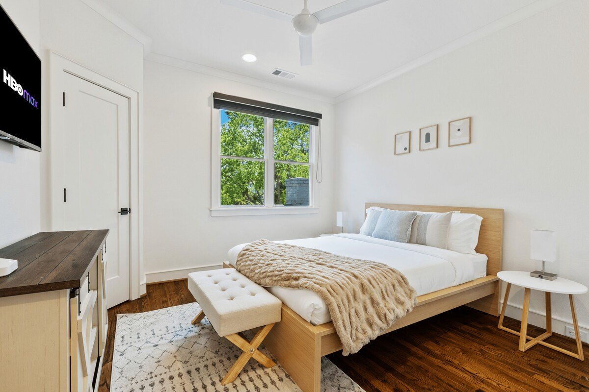 Luxury Pool Home ✔️ Sleeps 10 ✔️Games Room ✔️ Ultra Fast WiFi ✔️Sanitized gallery image 4