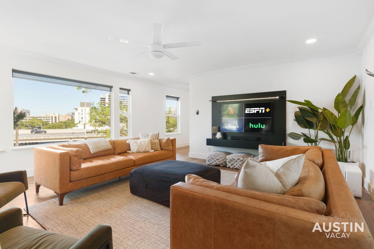 Capitol View DT w Elevator + Free Swim Club Access gallery image 3