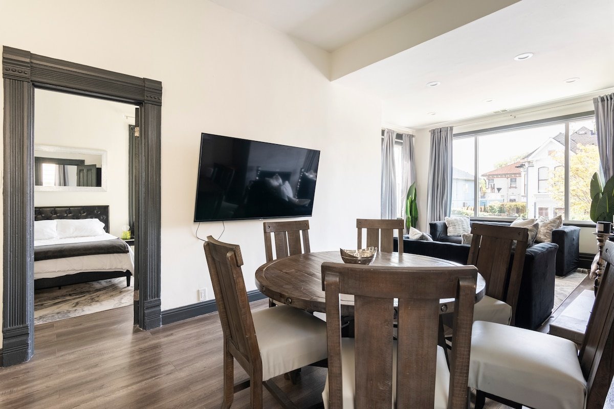 The Noir & Ivory Oakland Home gallery image 4