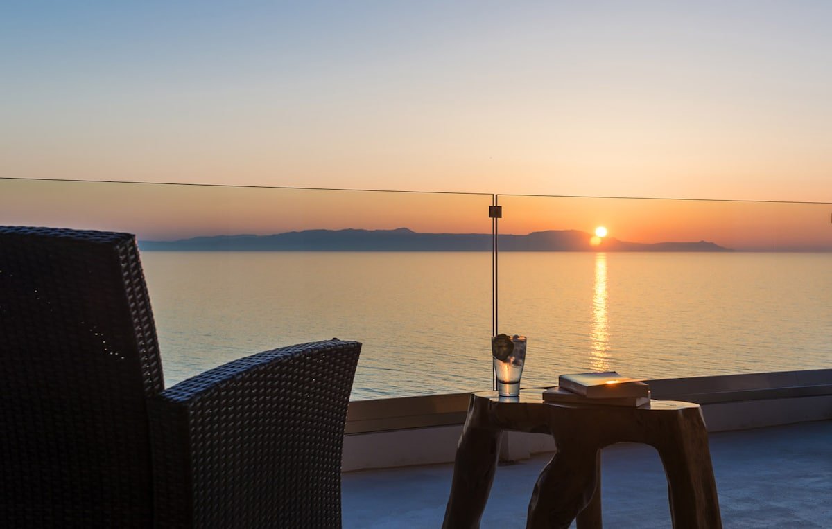 Sea front lux villa★Heated pool★Direct access sea gallery image 3