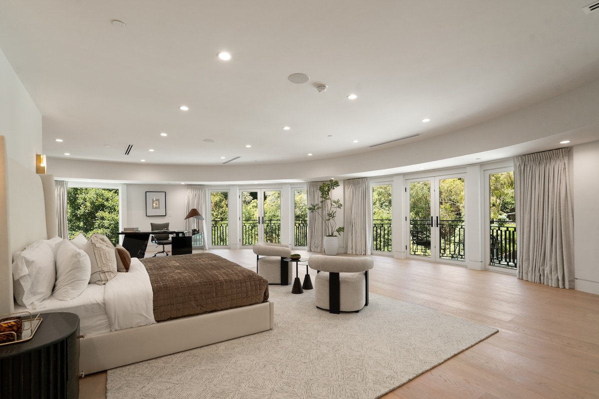 Noble Crest gallery image 4