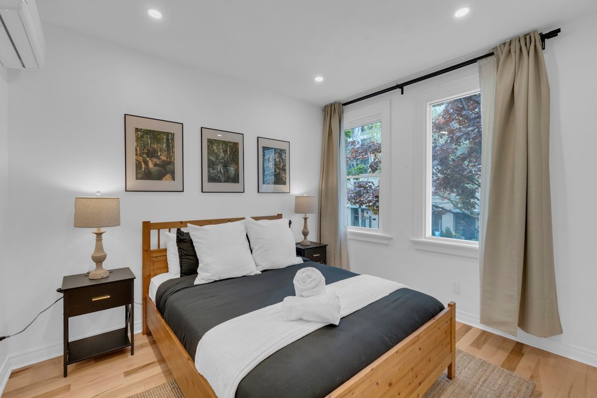 The Gallery – Designer 3BR – Downtown – Patio gallery image 3