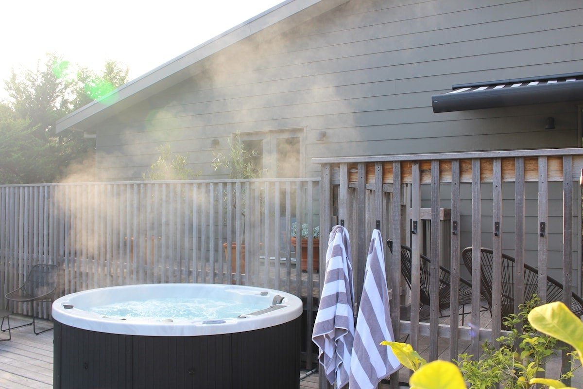 *Westhaven Walk to Beach,Shop, Pool, Spa,Open Fire gallery image 3