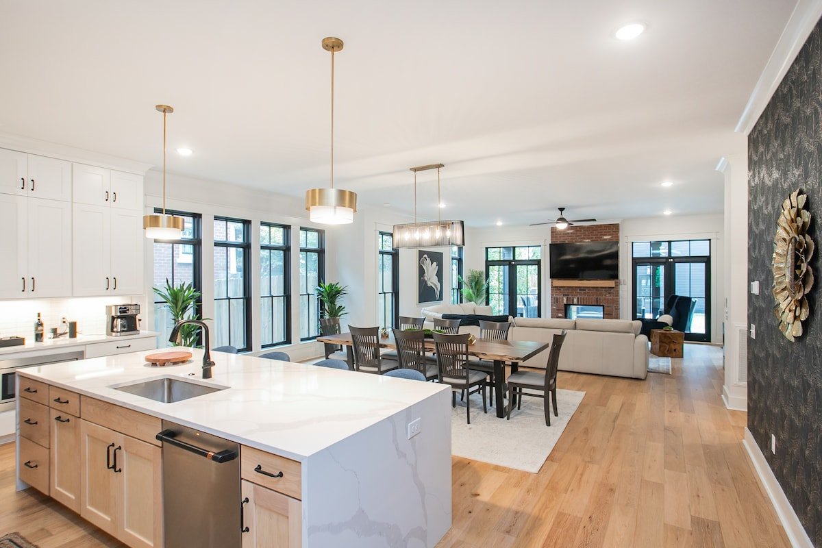 Russell St Retreat | Hot Tub gallery image 4