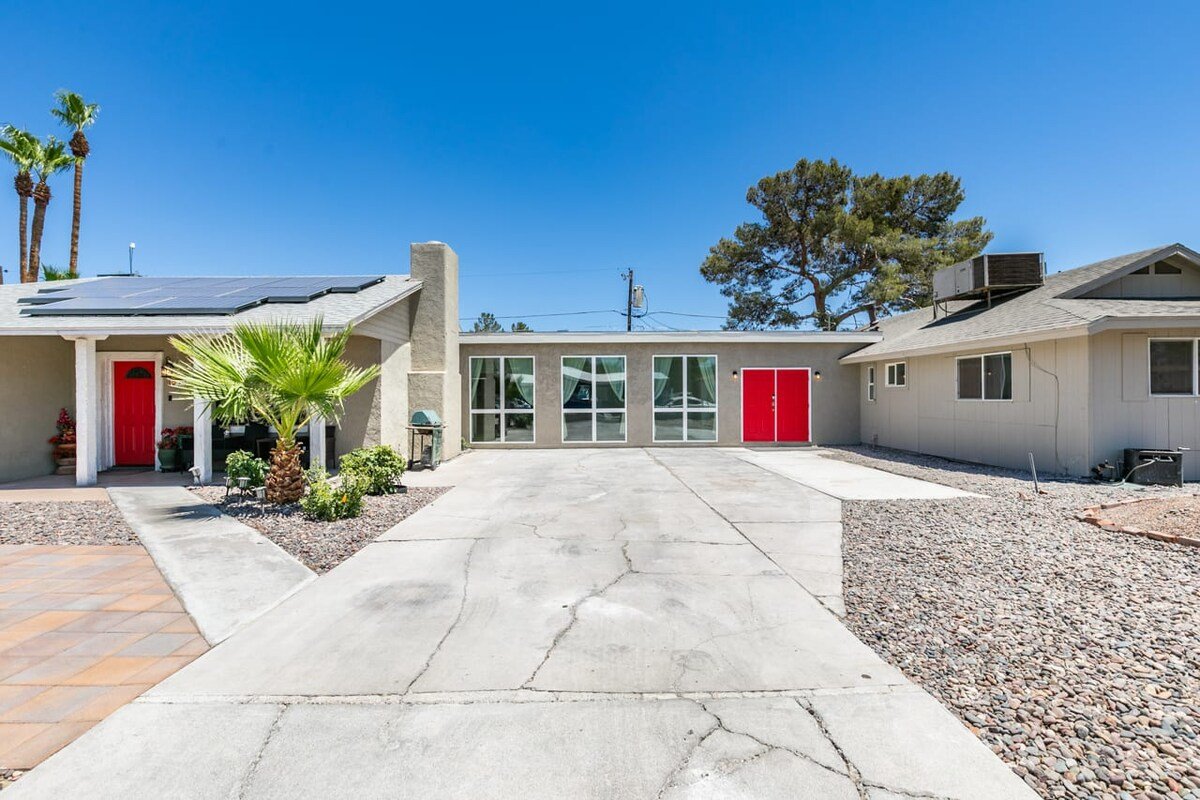 Downtown Vegas Oasis! gallery image 3