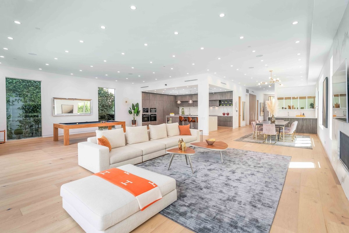 Villa Pasha by LuxJB | 16 Guest I 8 Bed Cinema Gym gallery image 5