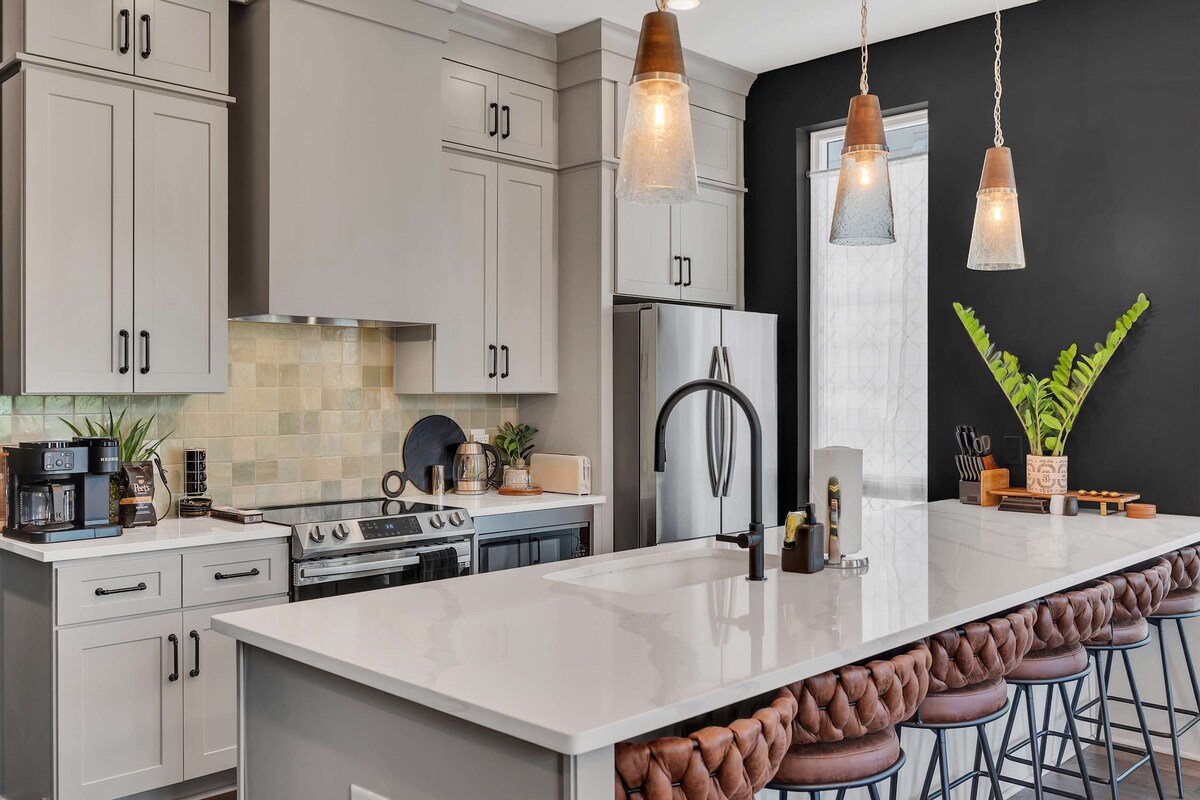 Winter Rates | Iconic Duo 15 Min to DT Sleeps 24 gallery image 5