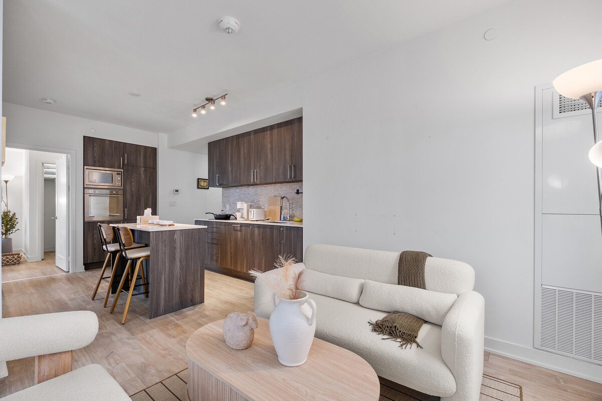 3BR/2BA Japanese-styled CN-Tower View Condo gallery image 5