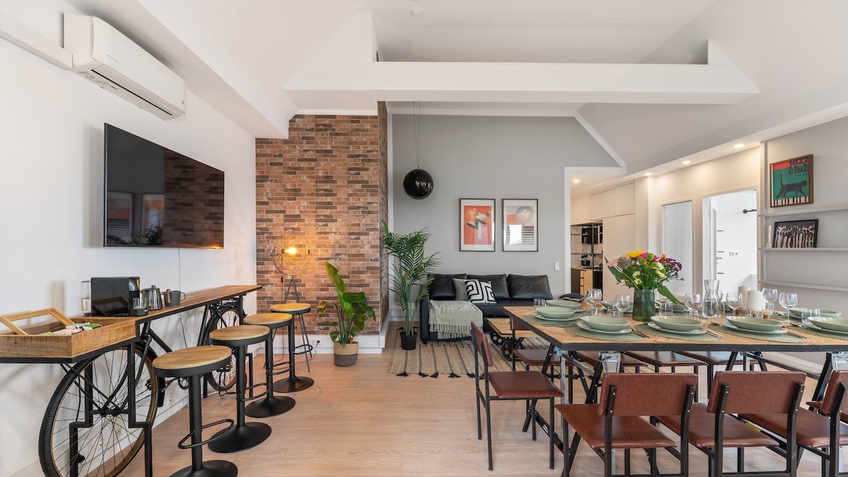 180m2 Urban Loft – Balcony – Parking – 20 pax. gallery image 2