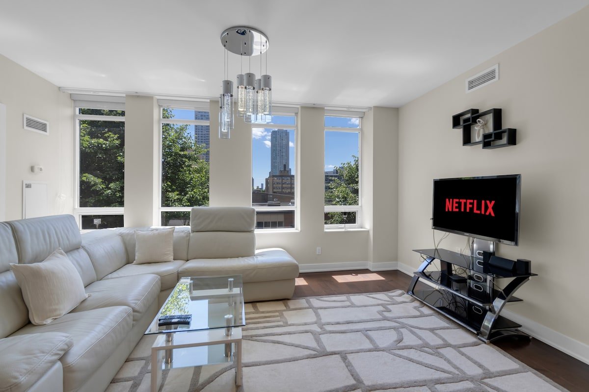 Luxe 3BR – 1560 sq.ft. CN Tower View, Safe, Bidet. gallery image 4