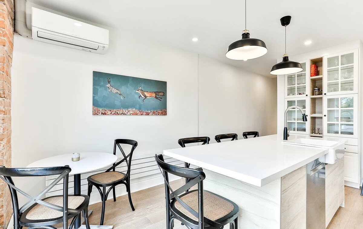 Eclectic 2 story Ossington | Hot Tub | Downtown gallery image 4