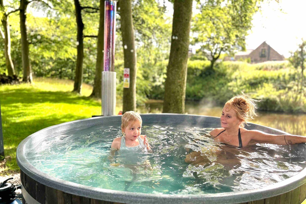 Luxury Barn Conversion-10pl/PrivateLake/HotTub gallery image 4