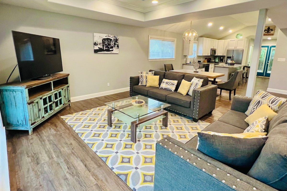 Modern Home with Pool Table and Projector gallery image 3