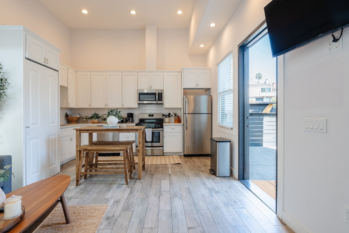 4 Chic Apartments Steps from Old Town: Sleep 24 gallery image 2