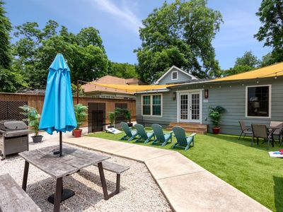 8 blocks from DT Austin Group Getaway with Pool