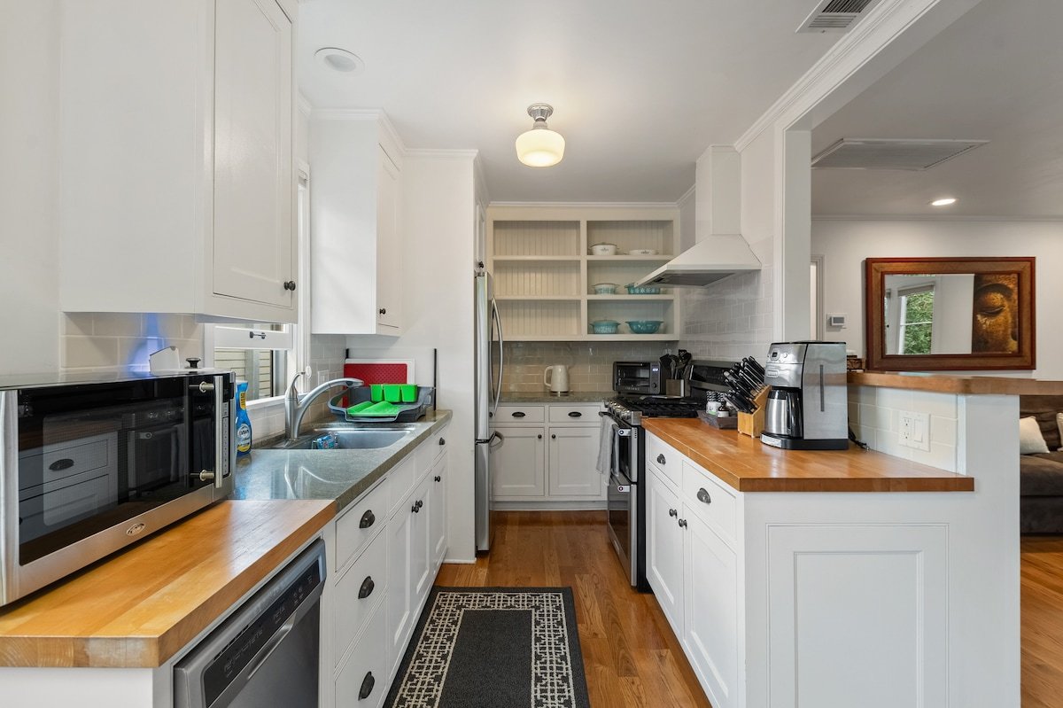 Serenity place, 2BD house in SM w/ free parking gallery image 3