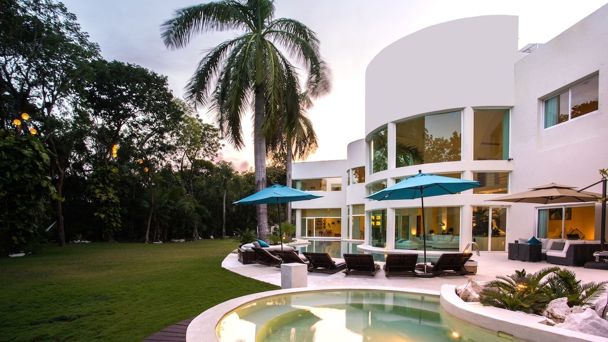 Villa Aqua- Private Luxury Villa with Full Service gallery image 2