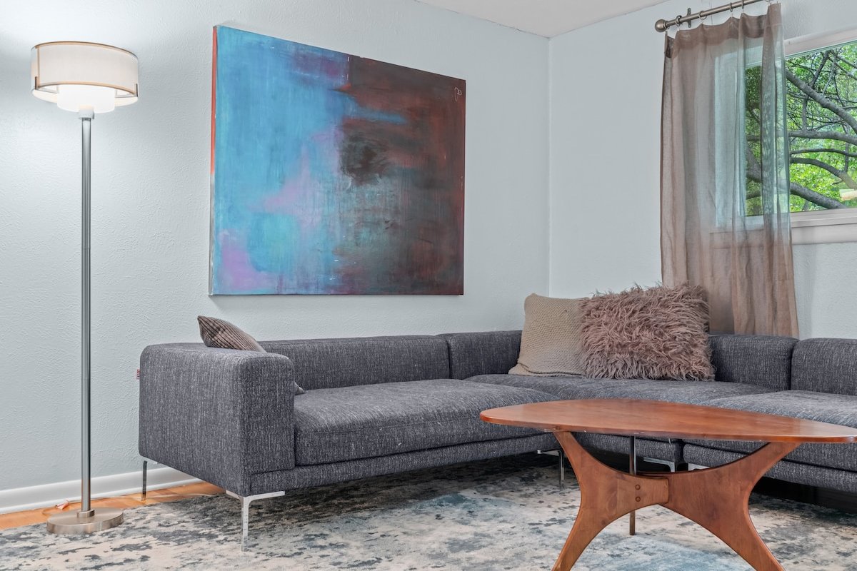 Oak Canopy, Cheerful Sprawling Backyard gallery image 4