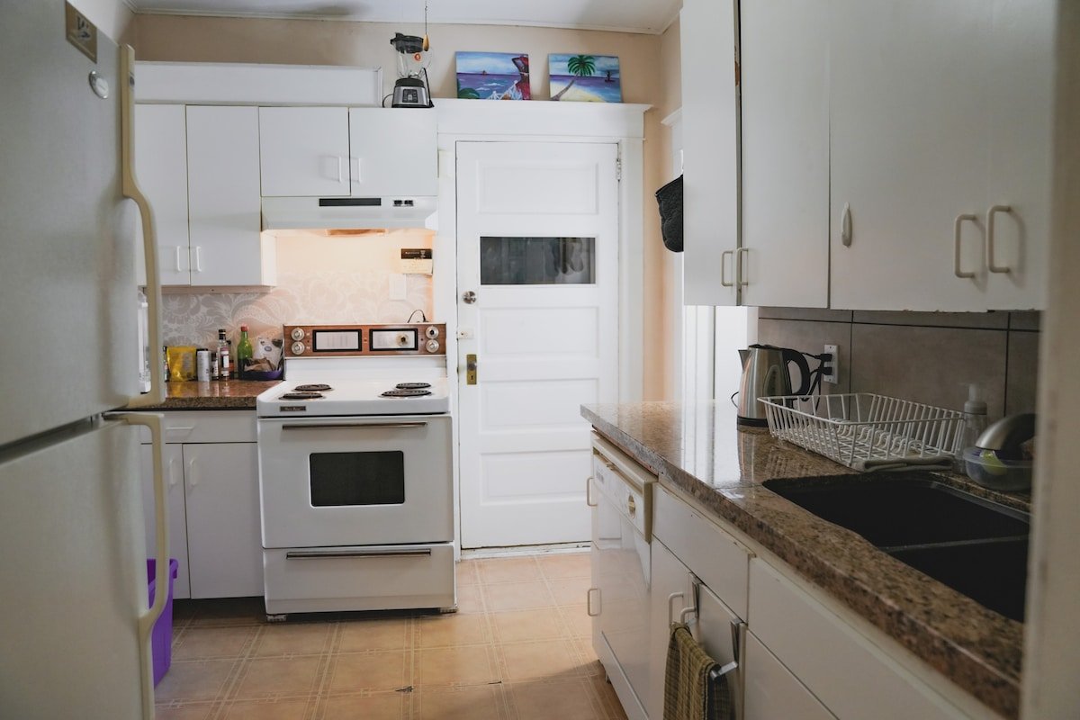 Cozy Bungalow – Great Location! (2 bedrooms +) gallery image 5