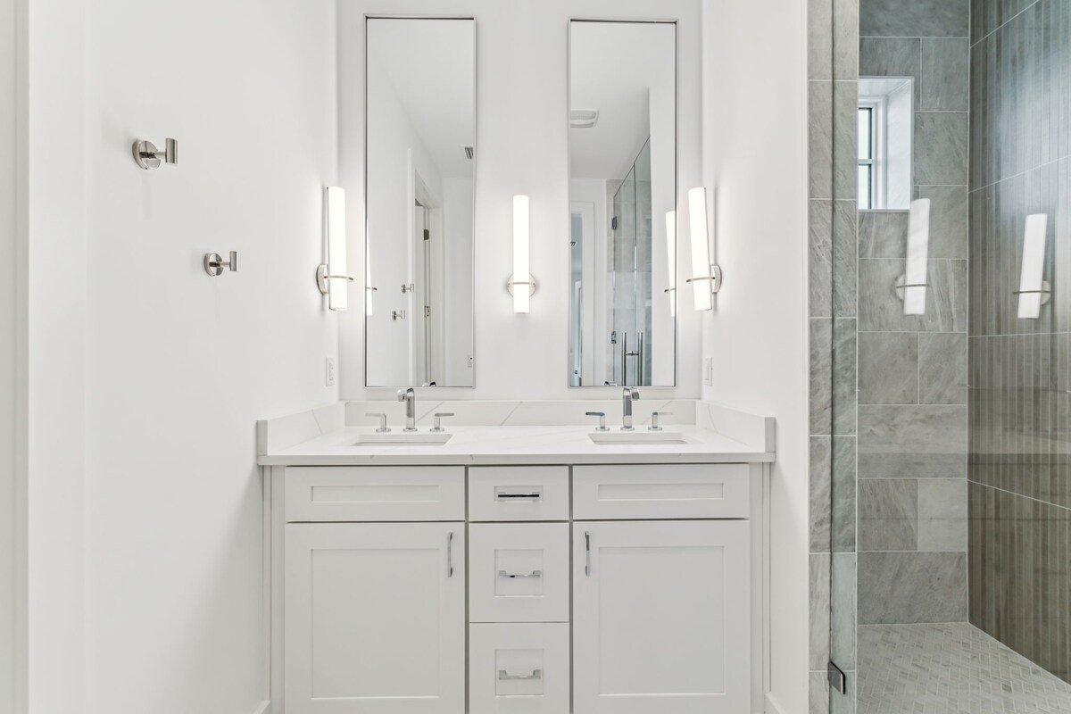 Luxe brand-new home 2-min to Peddler’s Pavilion gallery image 5