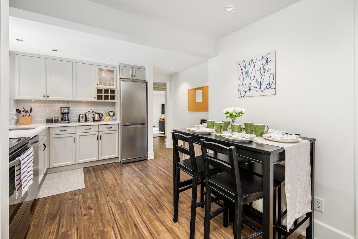 Entire 4-Bedroom Garden Level Suite Near UBC/YVR gallery image 2