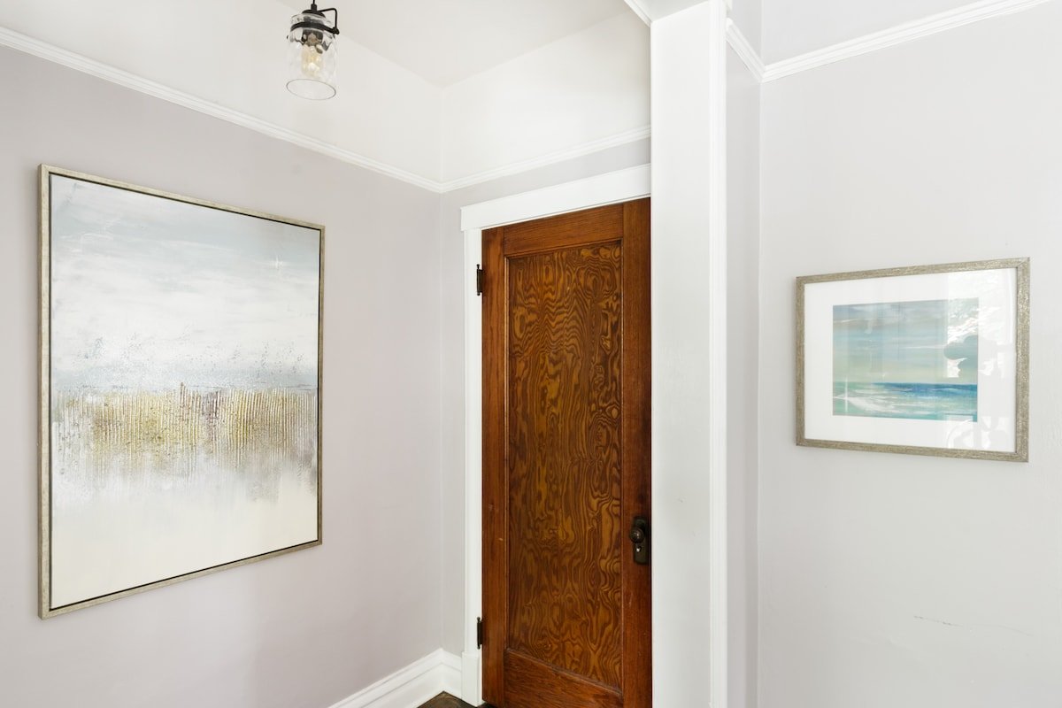 Contemporary Apartment Near Wrigley Field w/ Yard gallery image 4