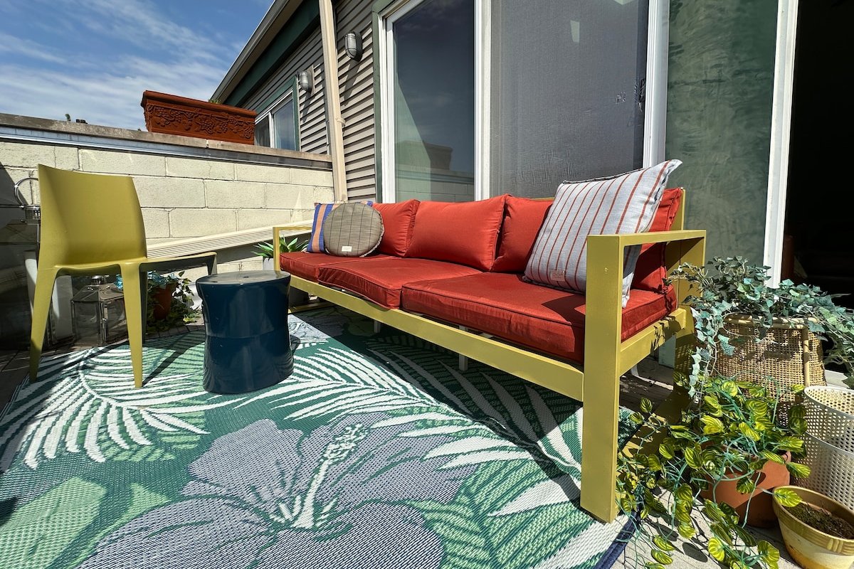 Modern Downtown Home with 5 Baths & Private Garage gallery image 2