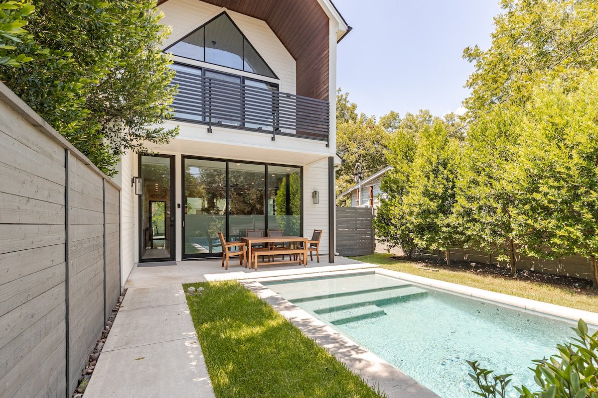 Pool/Walkable to Restaurants gallery image 2