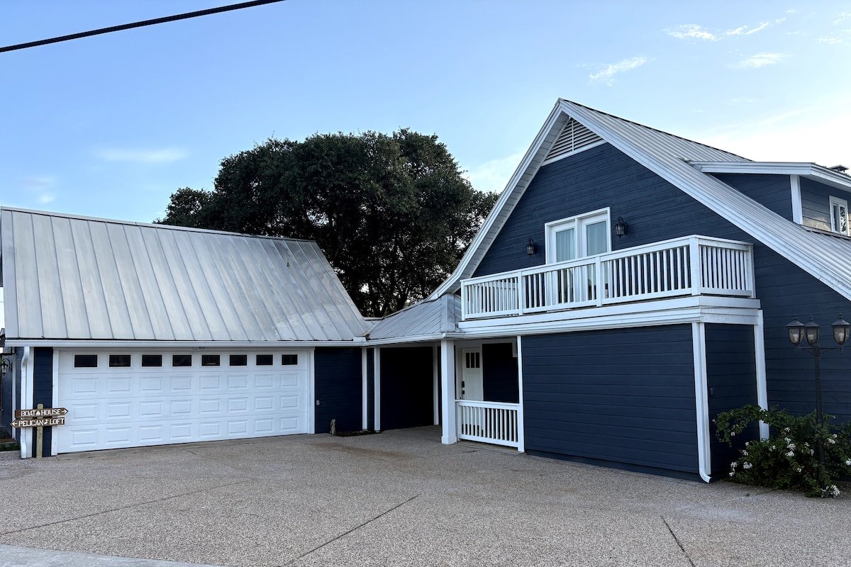 Boat House – Lake Front Marina Home gallery image 5