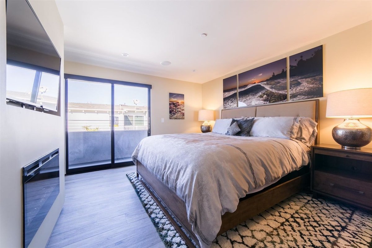 High End Luxury Near The Bay & Beach gallery image 2