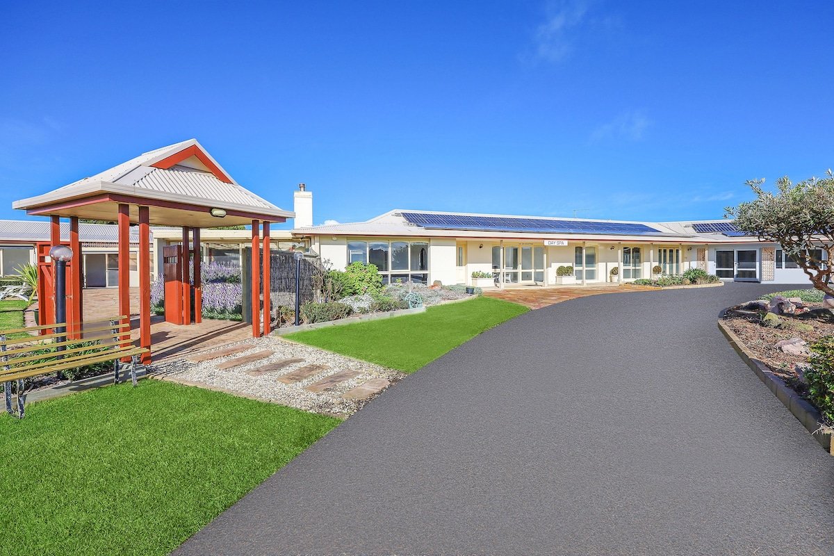 Logans Beach Apartments – The Beach House gallery image 2