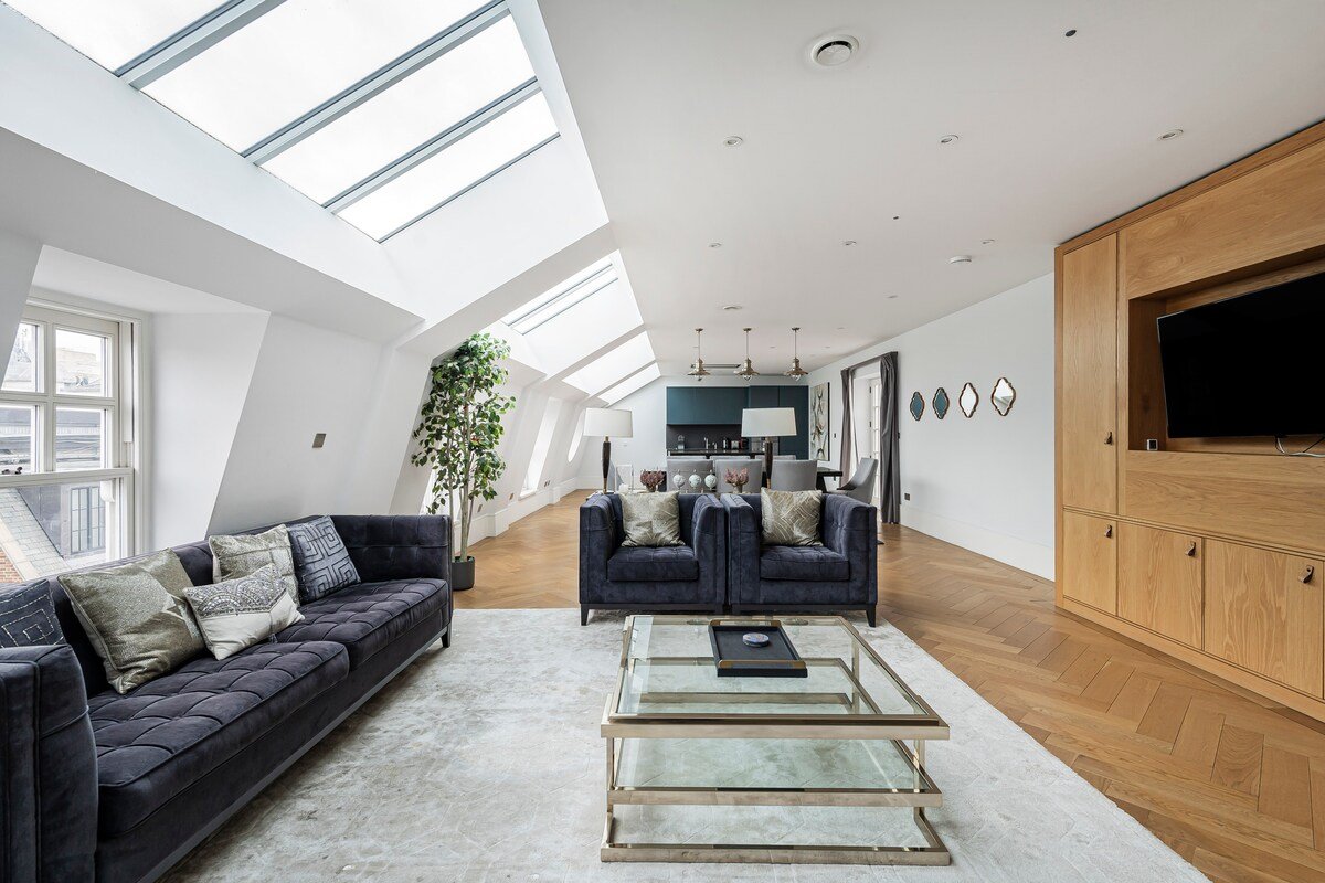Luxury 3-Bed in Covent Garden, Stunning Views gallery image 5