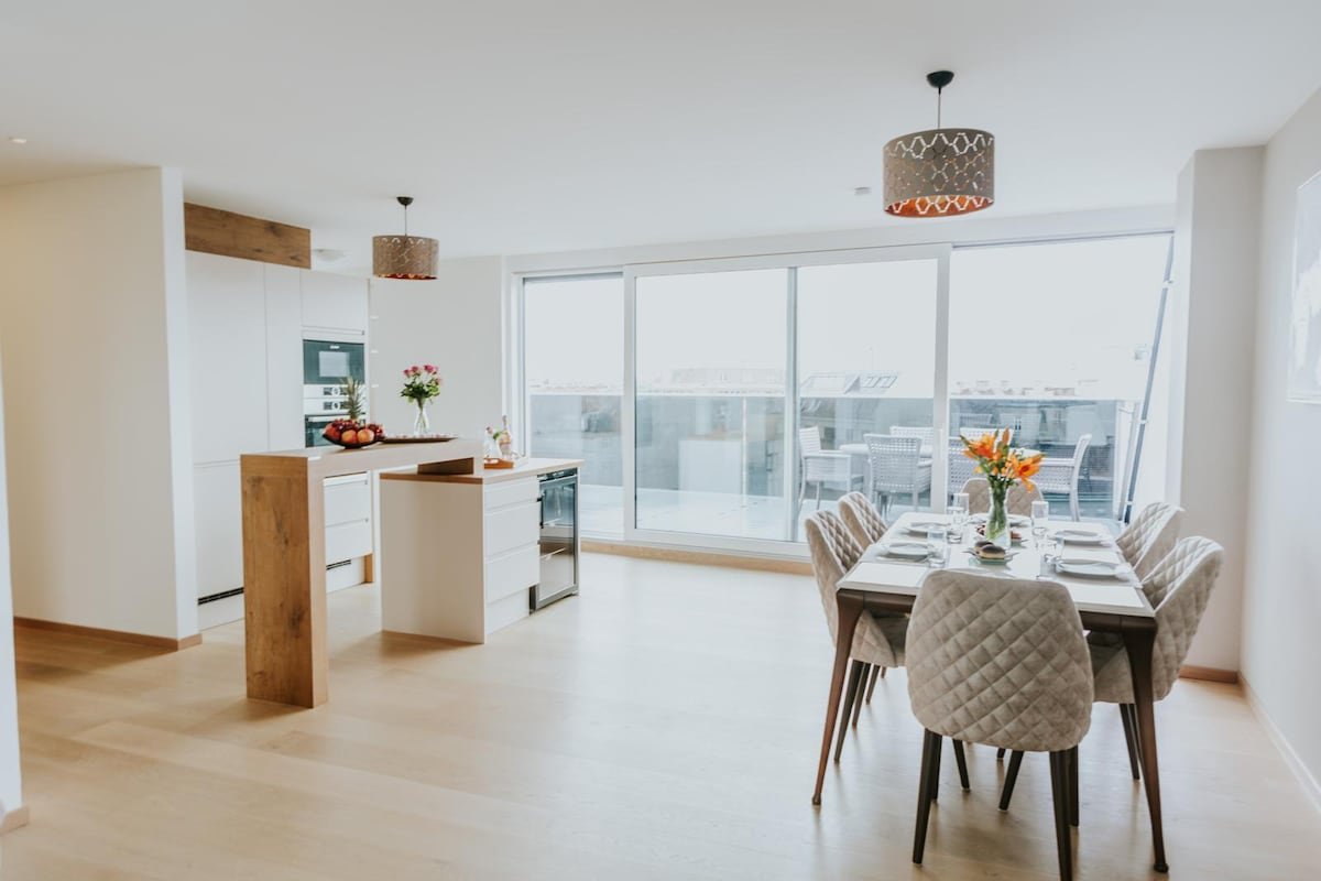 Design Apartment -Skyline Views 23 gallery image 5