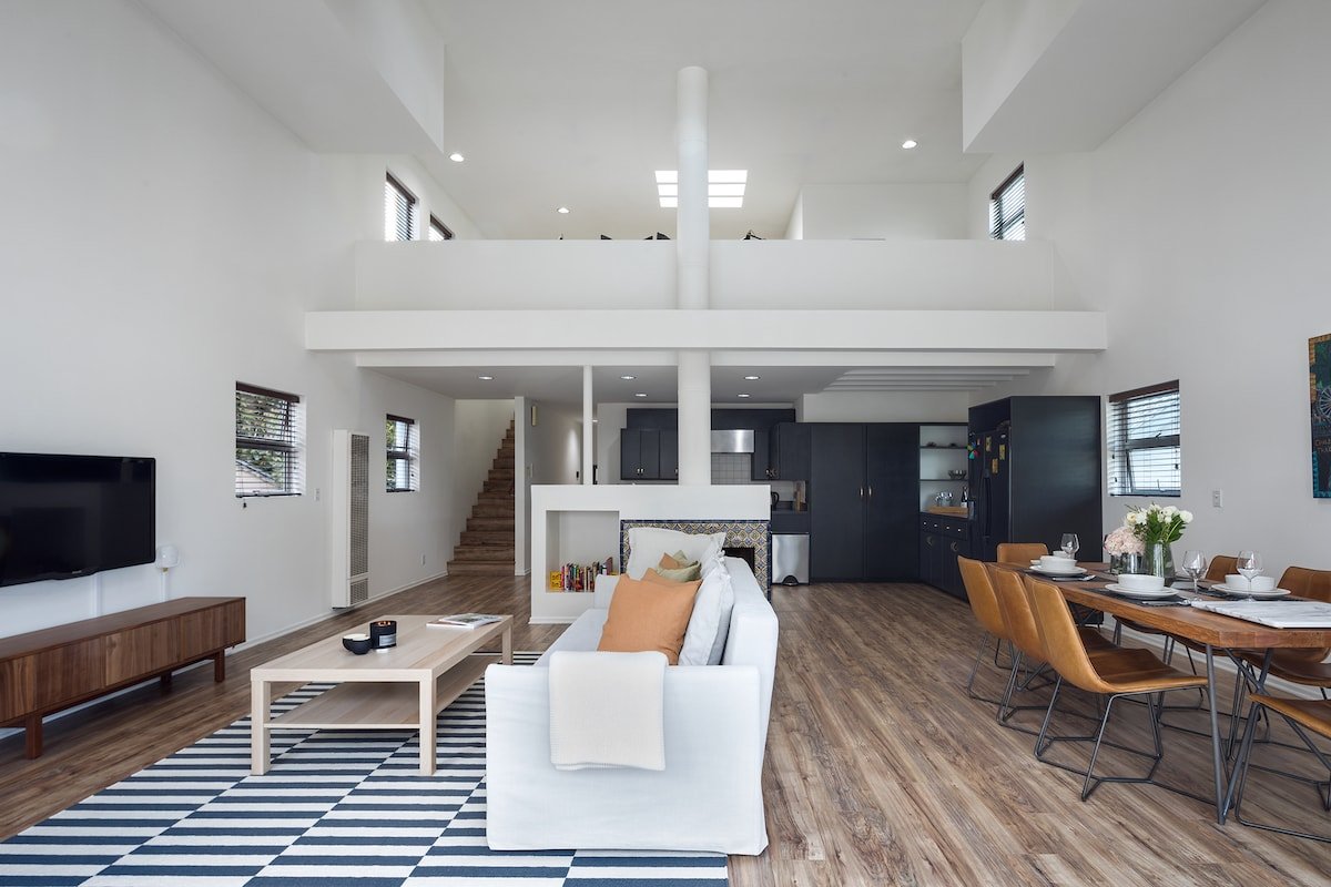 Architectural townhouse with parking 5min to beach gallery image 3