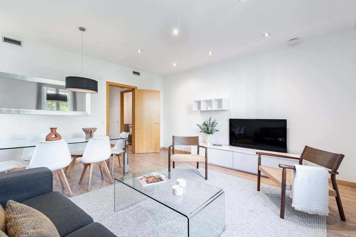 Modern and spacious apartment near to Eixample