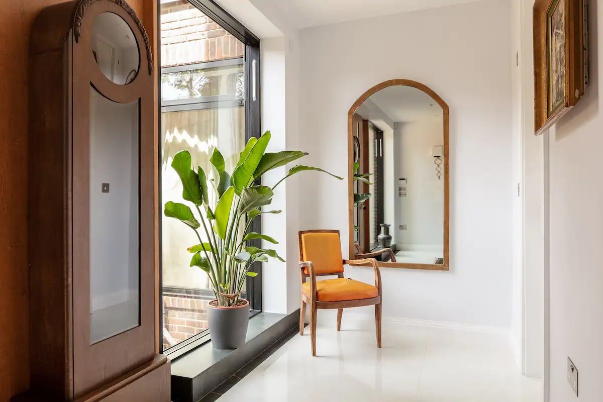 4-bed mansion in Highgate with Pool gallery image 4