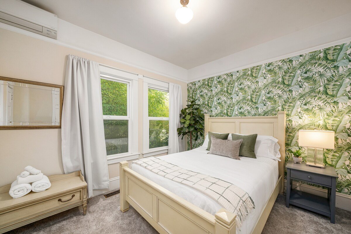 Paradise Haven-4 BR/2BA- Near Laurelhurst Park gallery image 5