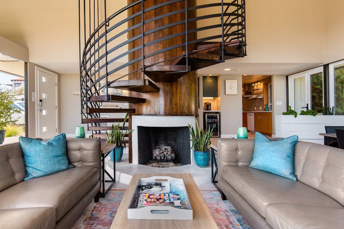 Savor Panoramic Harbor and Skyline Views near Shelter Island gallery image 3